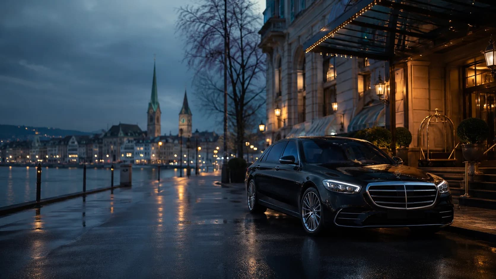 سيارة مرسيدس S Class سوداء متوقفة أمام مدخل فندق في زيورخ