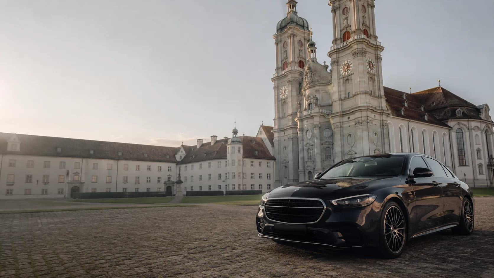 Mercedes Limousine auf der Autobahn A1 Richtung Ostschweiz auf dem Weg nach St. Gallen