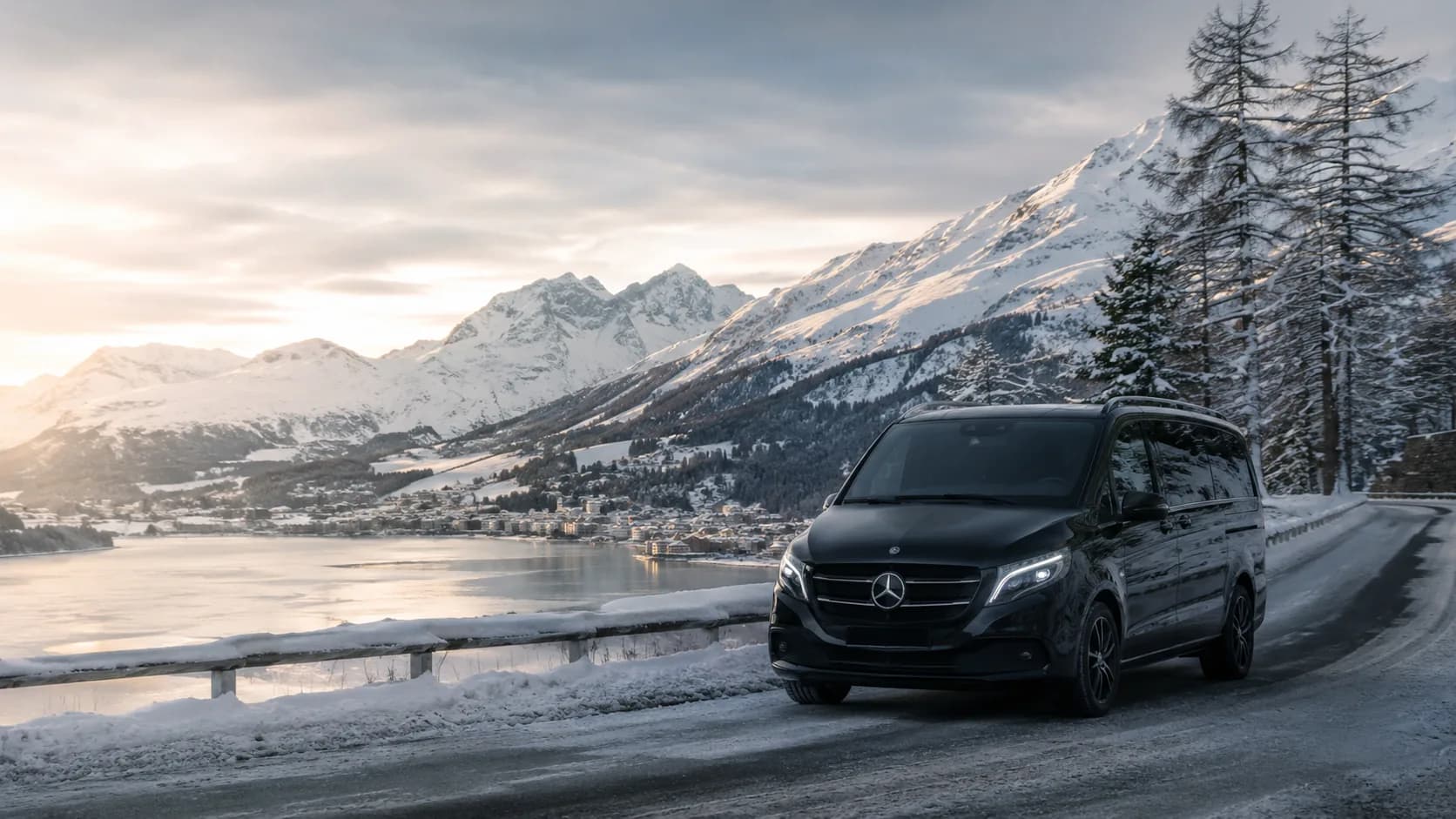 Mercedes S-Klasse Limousine auf dem Julierpass mit Blick ins Engadin Richtung St. Moritz