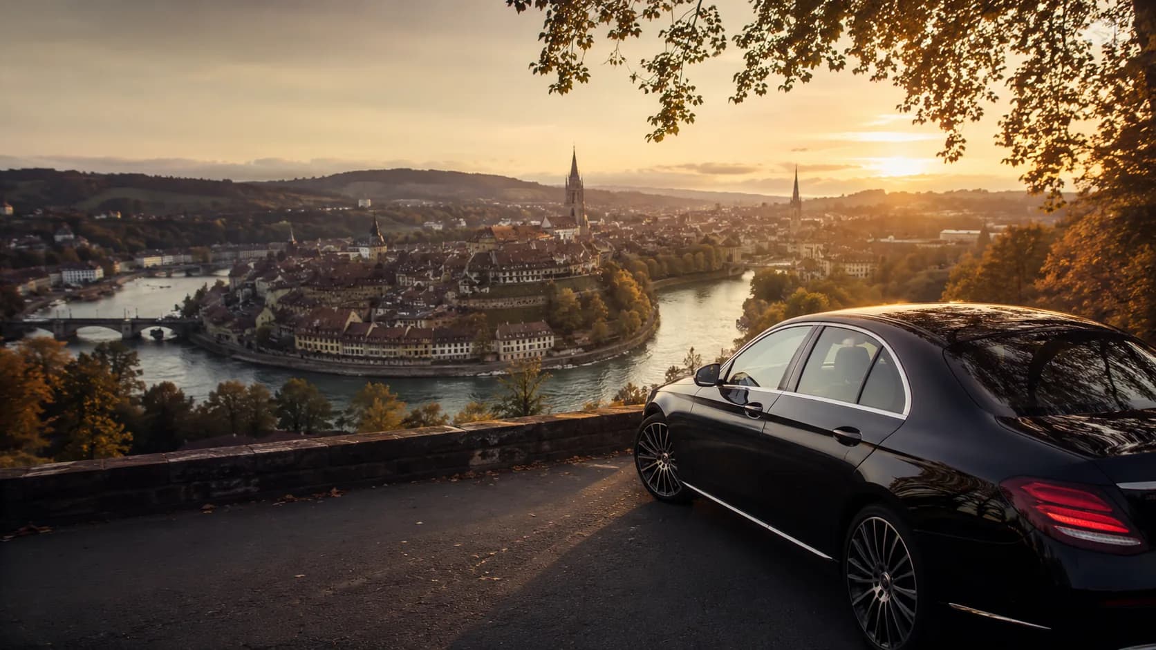 Mercedes Limousine auf der Autobahn A1 mit Blick auf das Mittelland zwischen Zürich und Bern