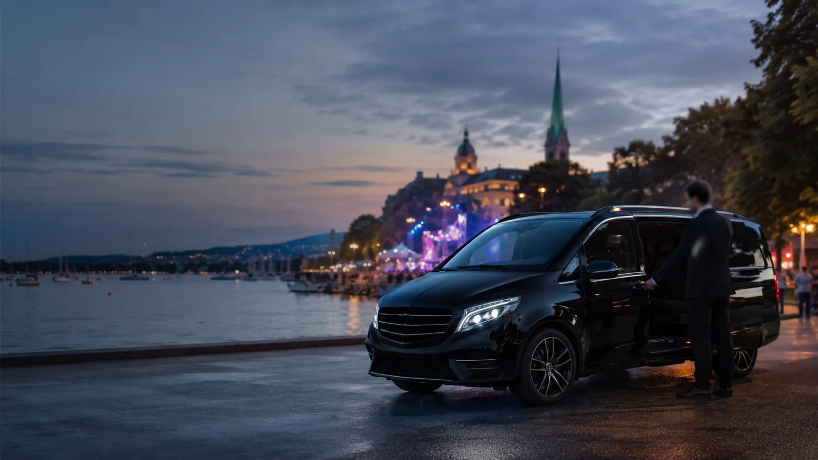 سيارة مرسيدس V Class للنقل إلى مهرجان ستريت بريد عند حوض بحيرة زيورخ